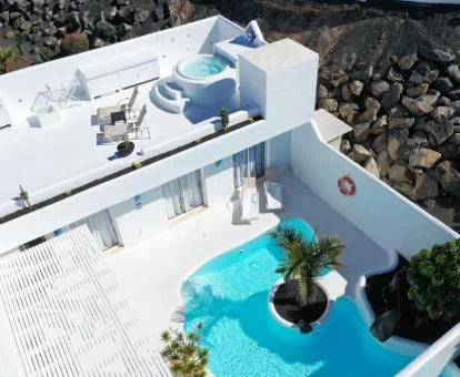 Vista aérea de una de las fabulosas villas con piscina privada y jacuzzi privado del hotel.