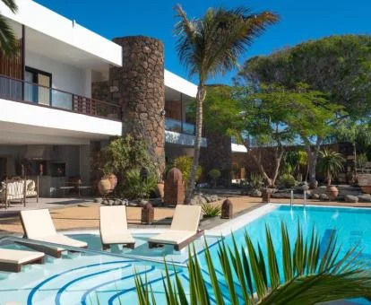 Edificio con piscina y solarium de este moderno hotel boutique.