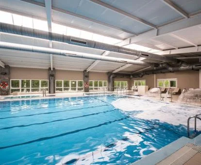 Piscina cubierta con hidroterapia del spa del hotel.