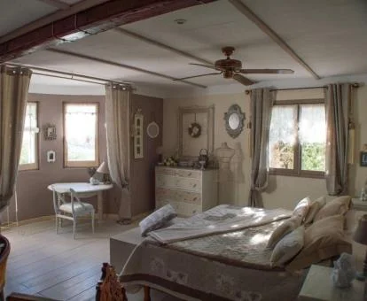 Una de las elegantes habitaciones de este alojamiento solo para adultos.
