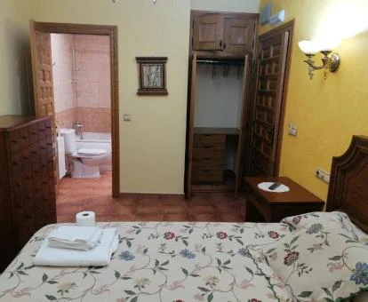 Dormitorio del apartamento de tres dormitorios con bañera de hidromasaje privada.