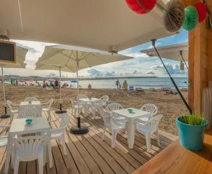 Comedor exterior a pie de playa de este hotel con encanto.