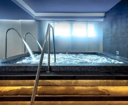Zona de aguas con hidroterapia del spa del hotel.