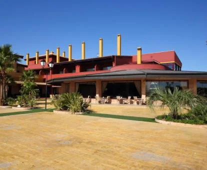 Edificio de este hotel con encanto con amplias zonas exteriores.