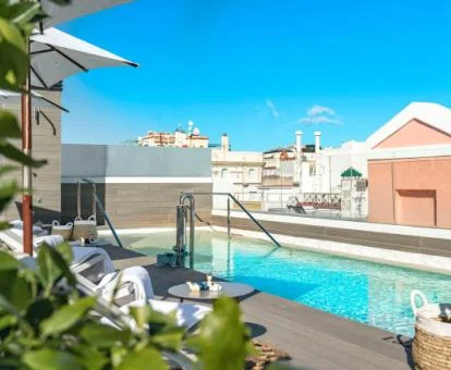 Terraza solarium con piscina y vistas a la ciudad de este maravilloso hotel boutique.