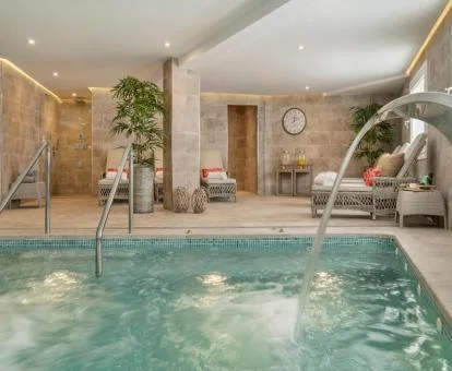 Piscina cubierta con hidroterapia del spa del hotel.