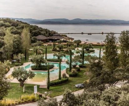 Exteriores con amplios jardines y piscinas de este maravilloso hotel ubicado en una isla privada.