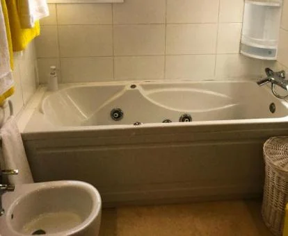 Baño con bañera de hidromasaje privada de este coqueto apartamento.