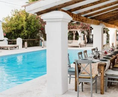 Agradable zona exterior con mobiliario y piscina de este hotel boutique.