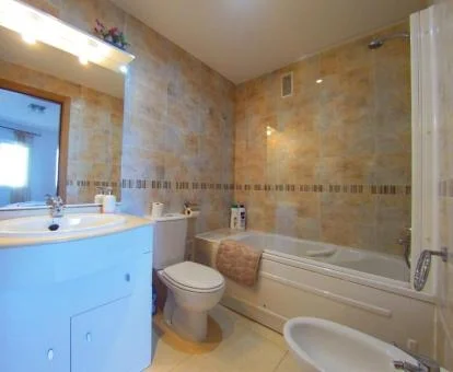 Bañera de hidromasaje en el baño de este apartamento independiente.