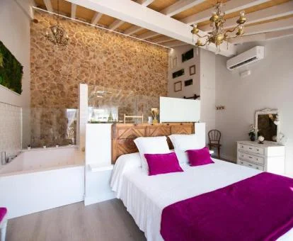 Dormitorio con jacuzzi privado junto a la cama de este maravilloso apartamento rural.
