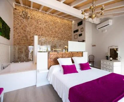 Dormitorio con un gran jacuzzi privado de este precioso apartamento de un dormitorio.