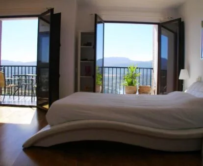 Dormitorio con vistas a la naturaleza de la suite con bañera de hidromasaje privada.