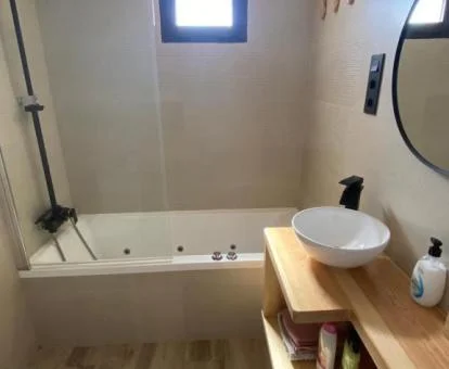 Baño con bañera de hidromasaje privada de este precioso apartamento con vistas al mar.