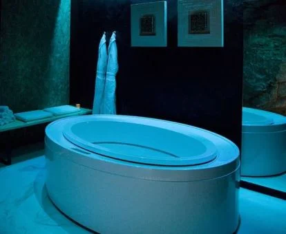 Jacuzzi del acogedor centro de bienestar de este hotel ideal para parejas.