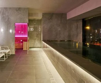 Moderno centro de spa con sauna y piscina cubierta de este hotel.