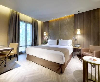 Una de las amplias habitaciones de elegante estilo del hotel.
