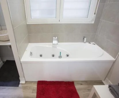 Amplia bañera de hidromasaje de este apartamento privado.