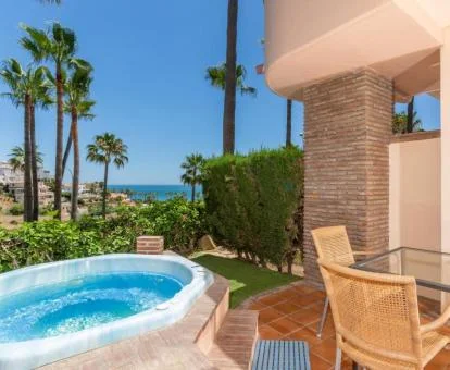 Fabulosa terraza con jacuzzi privado del apartamento de un dormitorio con vistas al mar del establecimiento.