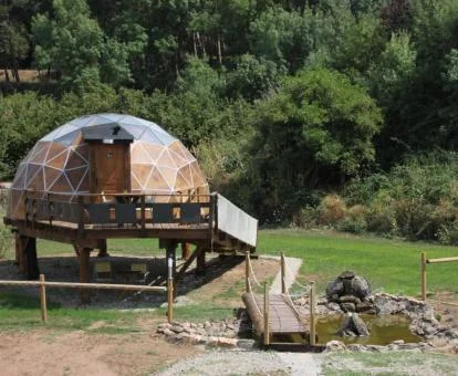 Una de las habitaciones burbuja de este alojamiento rural con zona exterior privada.