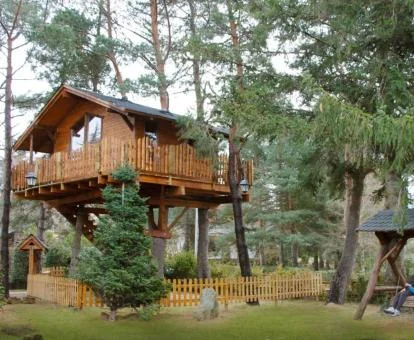 Una de las cabañas de madera en el bello entorno natural de este precioso establecimiento.