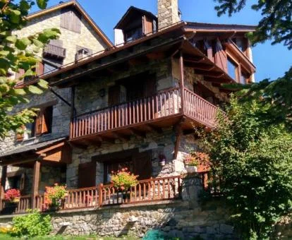 Fachada de este precioso hotel de montaña rodeado de naturaleza.