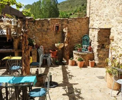 Terraza compartida con mobiliario exterior de este hotel rural.