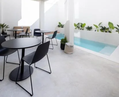 Acogedor espacio con mobiliario y piscina de este coqueto hotel boutique.