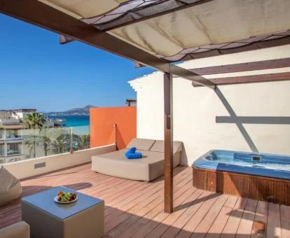 Amplia terraza con vistas al mar del apartamento dúplex de un dormitorio.