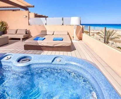 Preciosa terraza con un gran jacuzzi privado al aire libre del apartamento ático.
