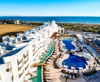 Vista aérea de este fabuloso hotel cerca de la playa.