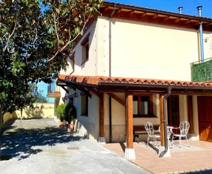 Coqueta casa rural con zona exterior privada.