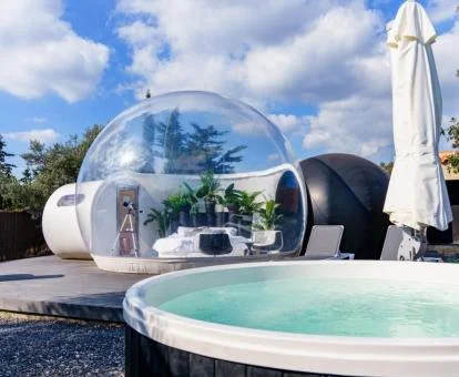 Una de las fabulosas habitaciones burbuja de este establecimiento con jacuzzi privado en el exterior.