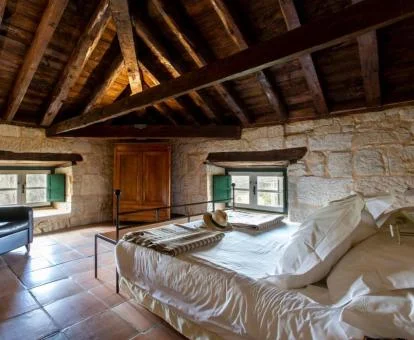 Una de las acogedoras habitaciones de estilo tradicional con paredes de piedra a la vista.