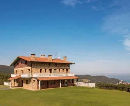 Edificio de este fabuloso hotel rural rodeado de amplios jardines con maravillosas vistas.